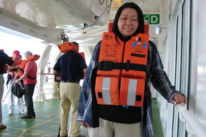 Sachiko mit Rettungsweste